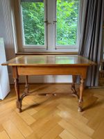Belle table ancienne en bois massif avec marqueterie soleil
