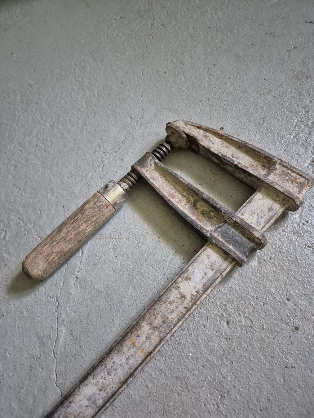 Tutti gli attrezzi: Einspannzwinge Holzgriff Metall gebraucht – Usato da Wimmis venduto da Tigi37
