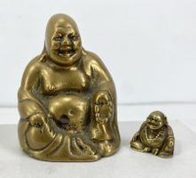Zwei kleine lachende Buddha-Figuren (Budai) – Massivmessing