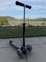 Micro Mini Deluxe Tretroller schwarz mit Zubehör