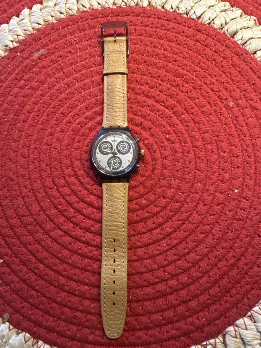 Swatch Orologi: Swatch Chrono mit Lederband – Nuovo e nell'imballaggio originale da Brugg AG venduto da Lucky55556