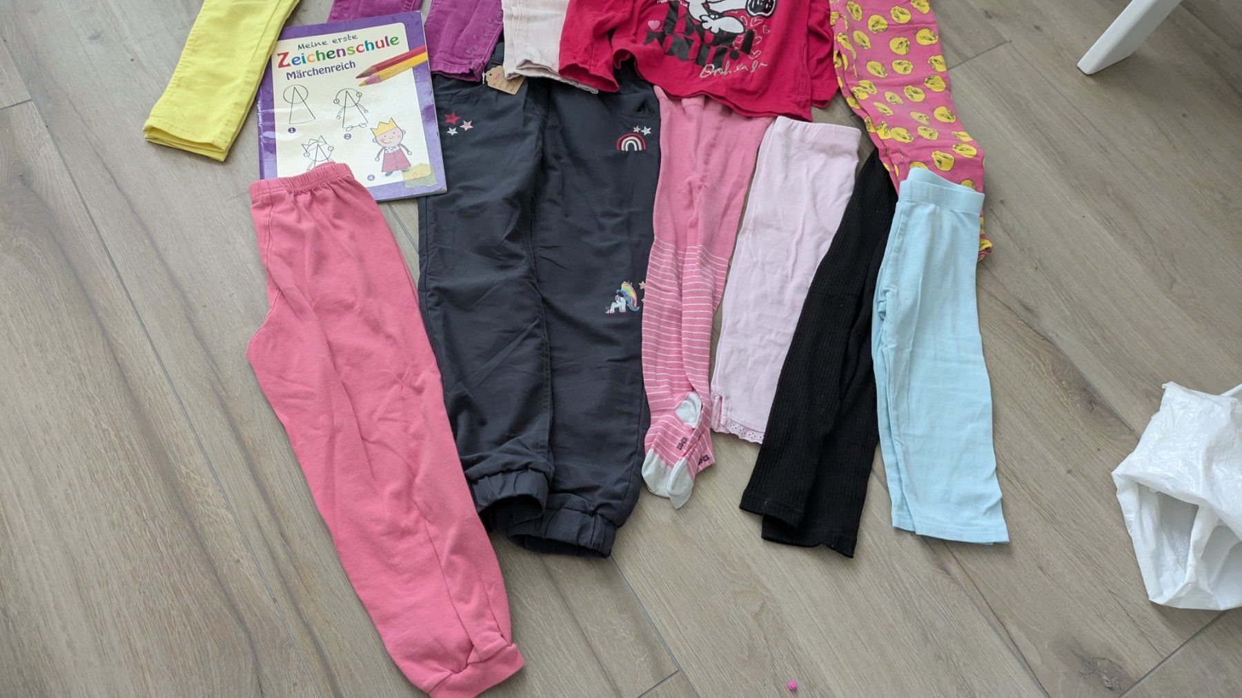 Lotti & Set di vestiti: Mädchen Kleiderpaket - 110/116 inkl. Zeichenschule – Usato da Staufen venduto da Fleby84 3
