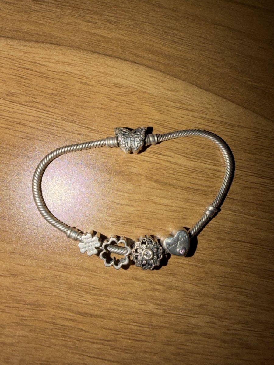 Bracelets: Bracelet à breloques argenté avec papillon et fleurs – Neuf (Voir description) à Yverdon-les-Bains par hal_jq27