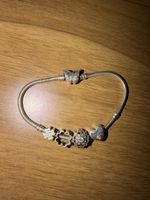 Bracelet à breloques argenté avec papillon et fleurs