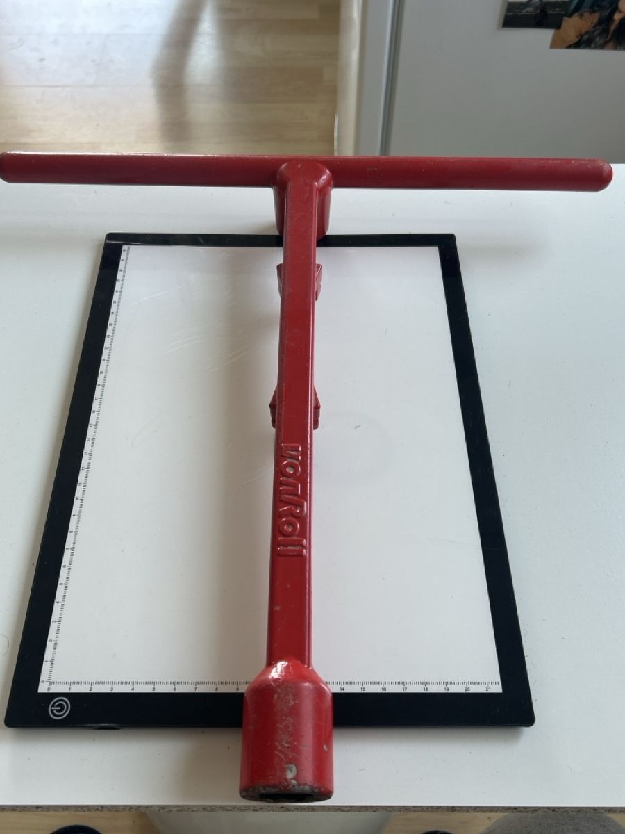 Tutti gli attrezzi: Von Roll Hydrantenschlüssel, rot (I5) – Usato da Neuenhof venduto da bro_9zsg 2