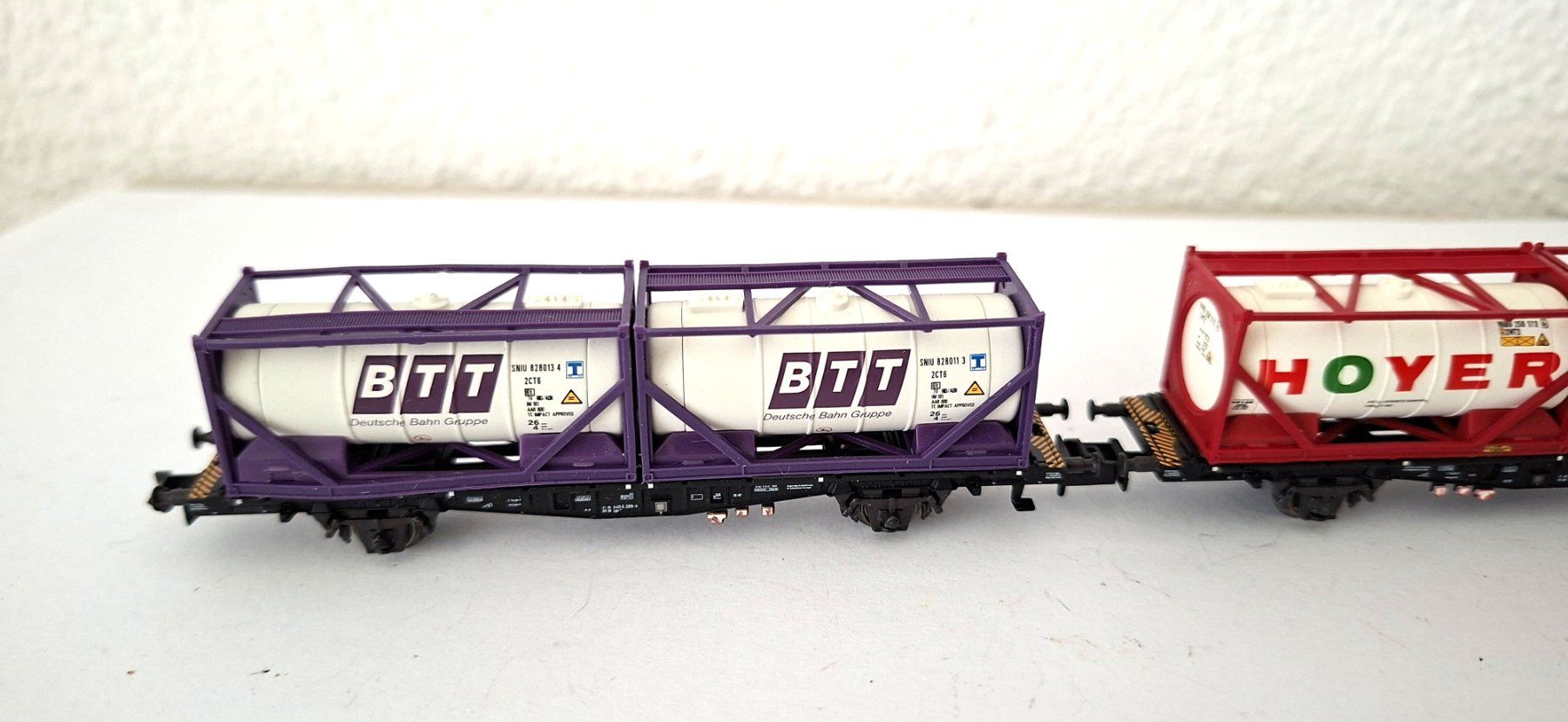 Trix Modelleisenbahnen: Minitrix 2 x  DB Containertragwagen " BTT  u.  HOYER " – Gebraucht aus Biberist von Ntrains 1