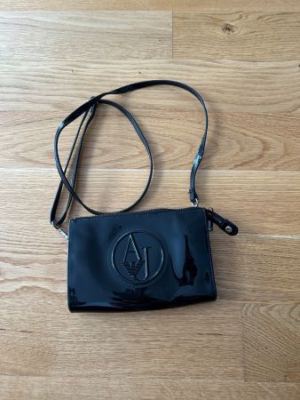 Schwarze Armani Jeans Lack Umhängetasche