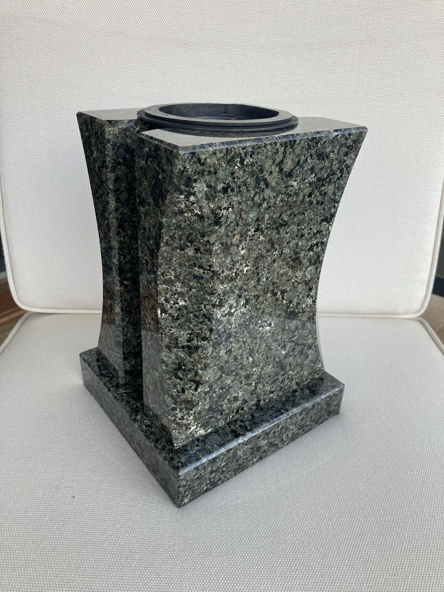 Vasi & Recipienti: Vase en granit – Nuovo e nell'imballaggio originale da Romont FR venduto da vad_q2zr