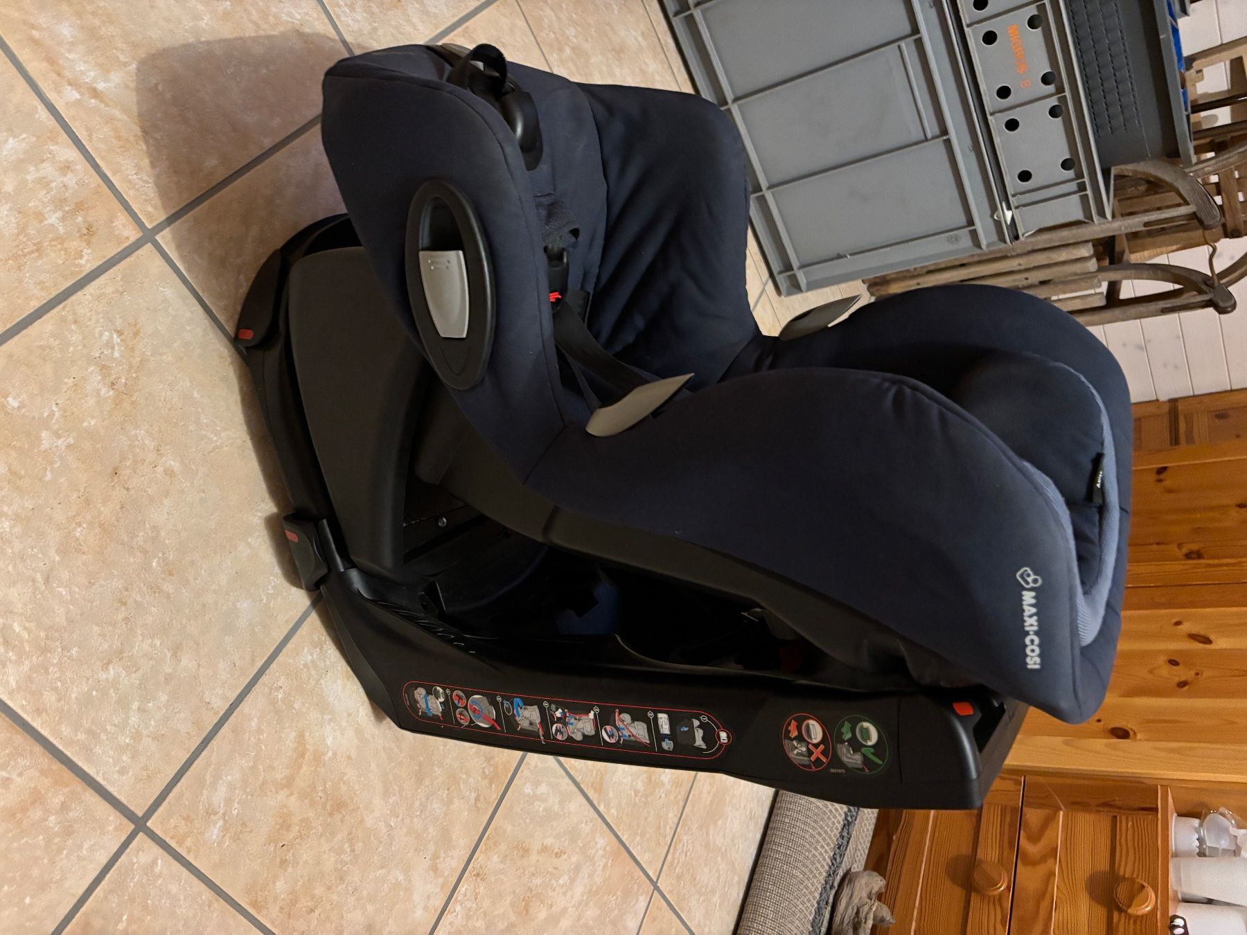 Maxi-Cosi Auto-Kindersitze: Maxi Cosi Axiss dunkelblau – Gebraucht aus Hombrechtikon von ufpasse 4