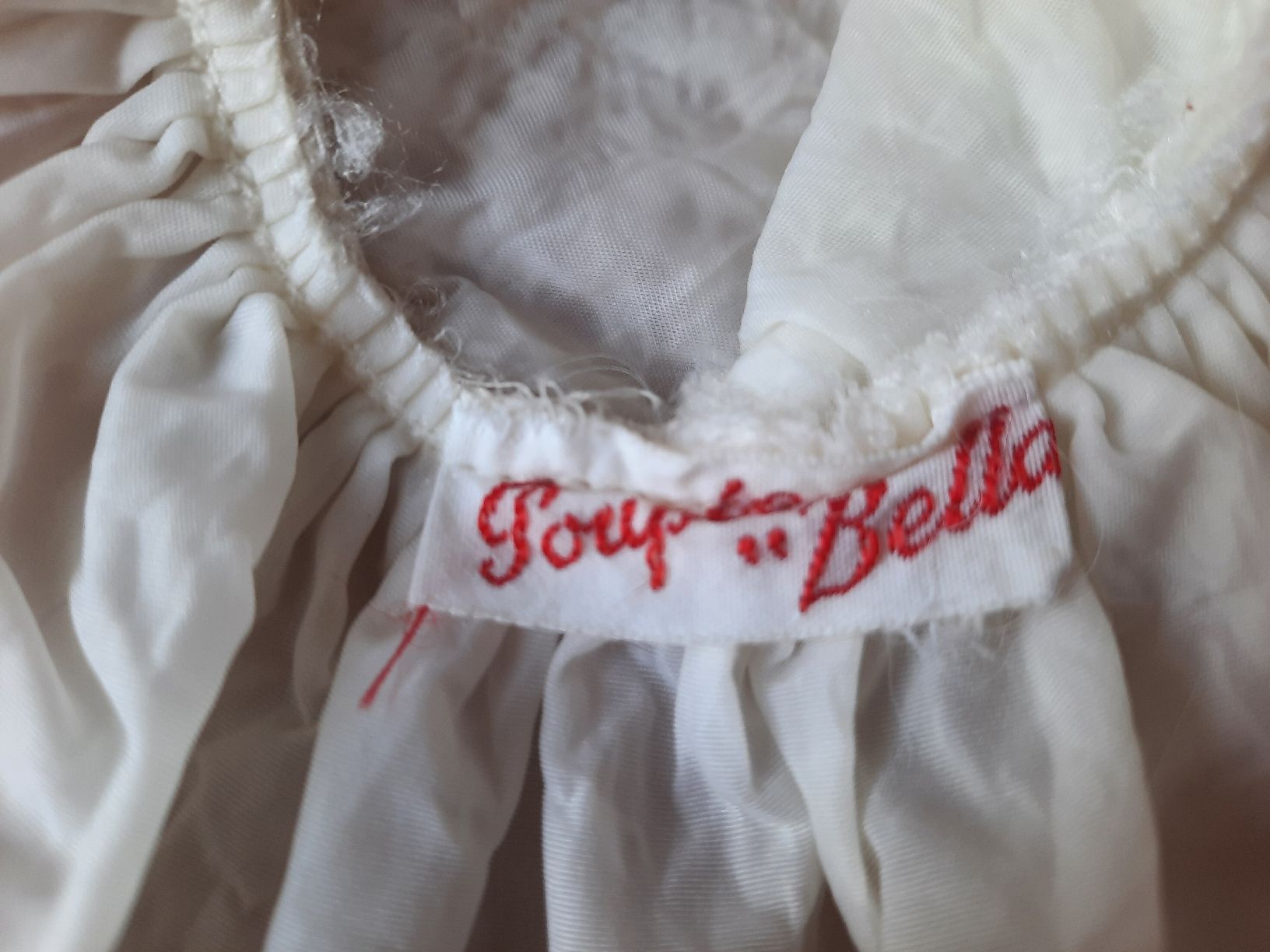 Bambole: ROBE, vers 1960 . Étiquette : POUPÉE BELLA – Usato da Le Locle venduto da marylise01 2