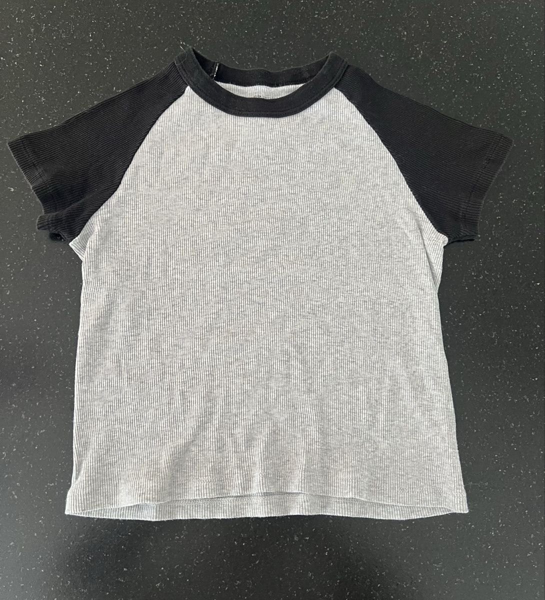 Brandy Melville T-shirt: Brandy Melville Raglan Ribbed Top – Usato da Niederbüren venduto da Butterly83