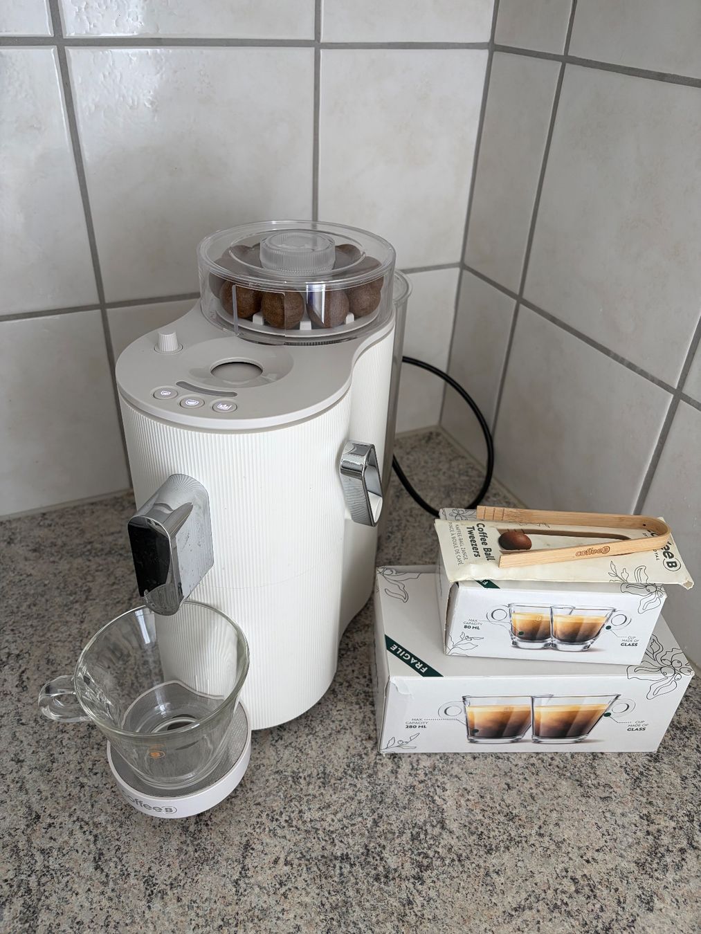 Coffee B Macchine per caffè & Macchine per espresso: CoffeeB — Globe White + All Accessories – Usato da Zürich venduto da AdamWood
