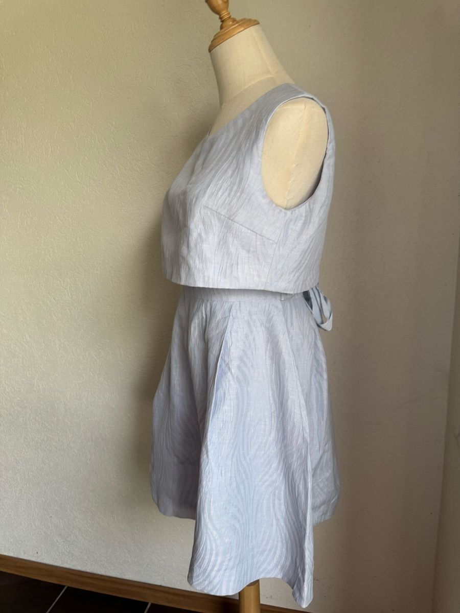 Kleider: Hellblaues ärmelloses Seidenkleid, Größe 36 – Neu und originalverpackt aus Veyras von ValClasse 7