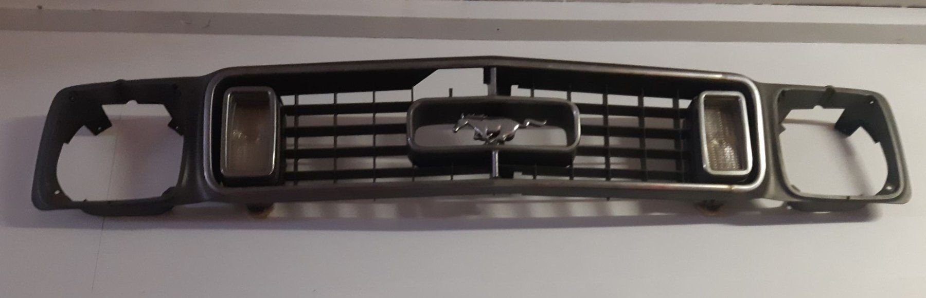 Ford Tutti pezzi di ricambio auto: Ford Mustang Front-Grill – Usato da Niedergösgen venduto da usc_2h5n