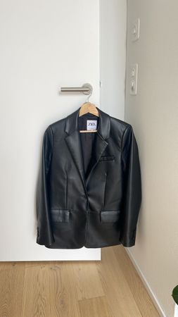 Schwarzer Kunstlederblazer von Zara, Grösse XS