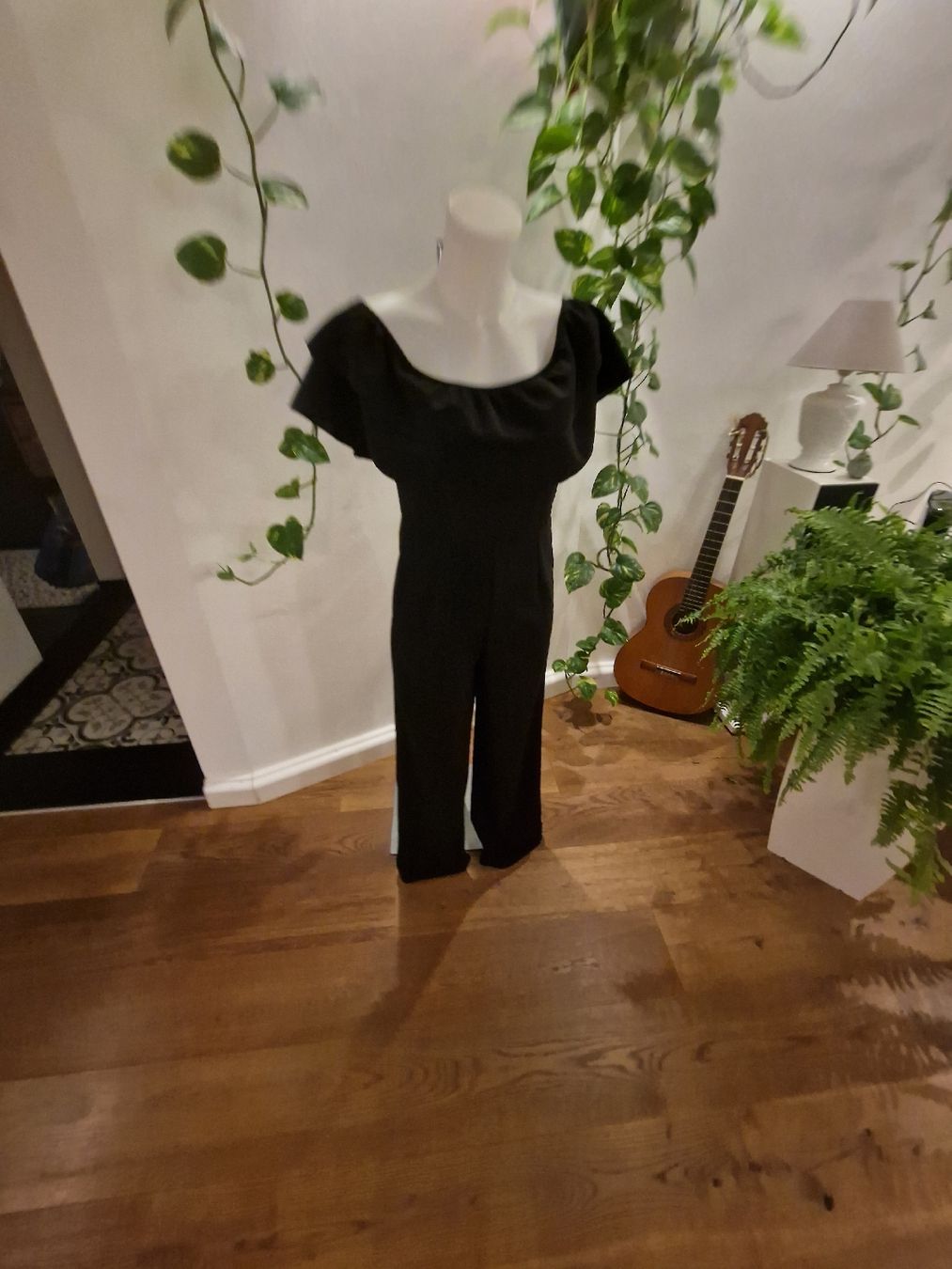 Tute: Schwarzer Jumpsuit mit Volants - Eleganter Hingucker! – Usato da Wald ZH venduto da Cjp 3