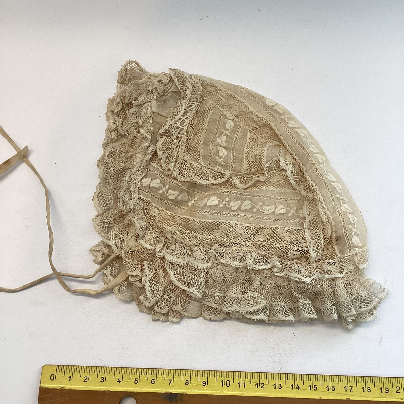Bambole: Antike bestickte Haube für Babys oder Puppe – Usato da Eglisau venduto da mar_5rn2 2