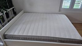 Lit blanc en bois avec matelas Ikea Hamarvick(160x200)