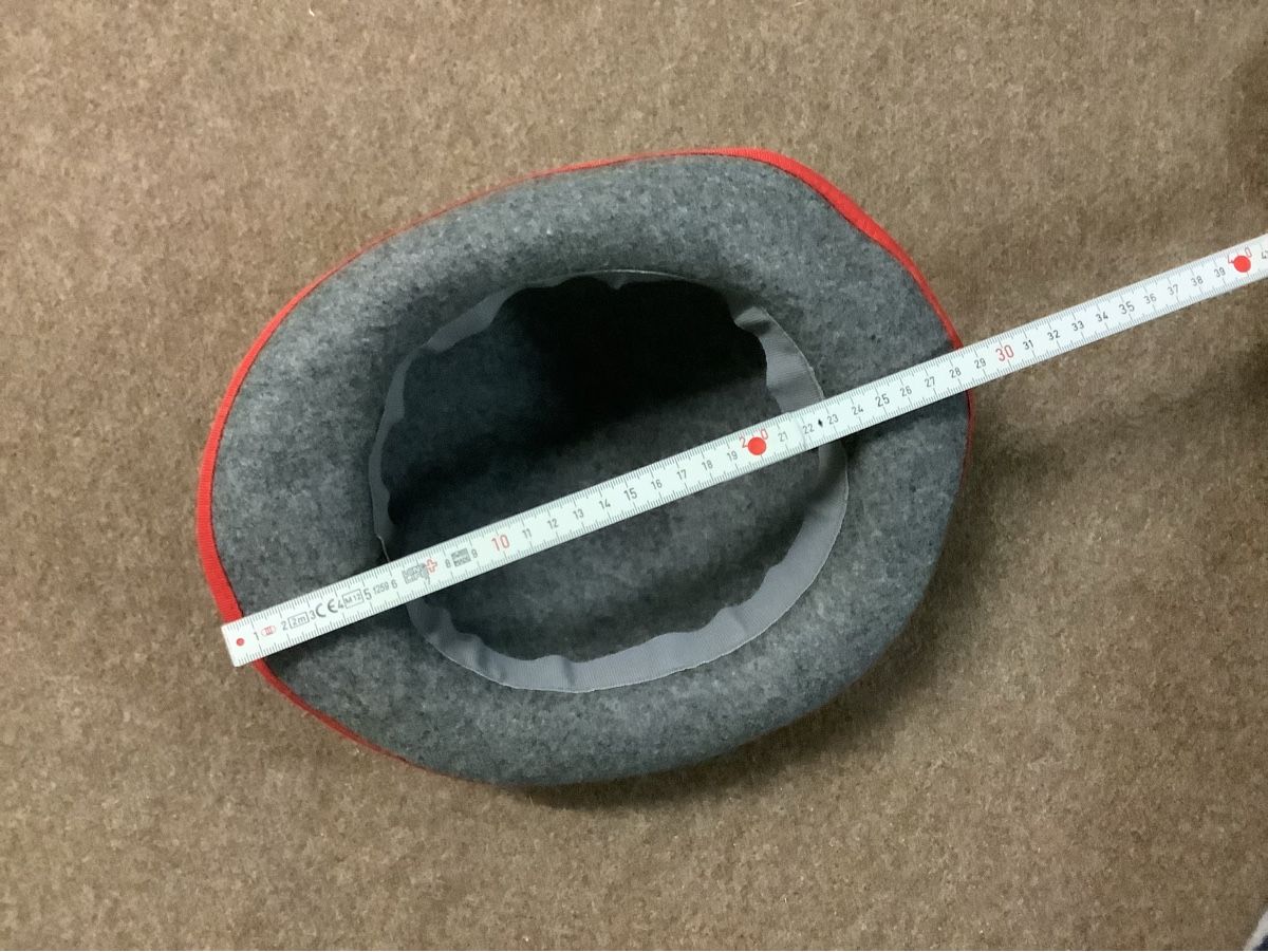 Chapeaux, bonnets & casquettes: Filzhut Grau mit rotem Band, Gr. 55 – D'occasion à Adlikon b.Regensdf par Abraxas09 4