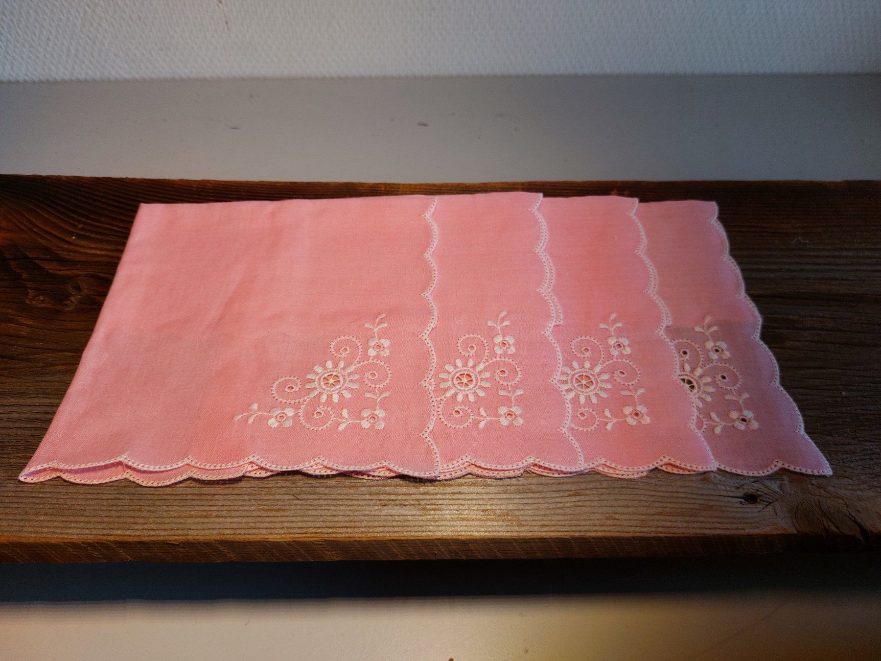Altro in  Abbigliamento & Accessori: Gesticktes Taschentuch mit Blumenmuster, 4 Stück neu – Nuovo (secondo la descrizione) da Heerbrugg venduto da Sonytime 2