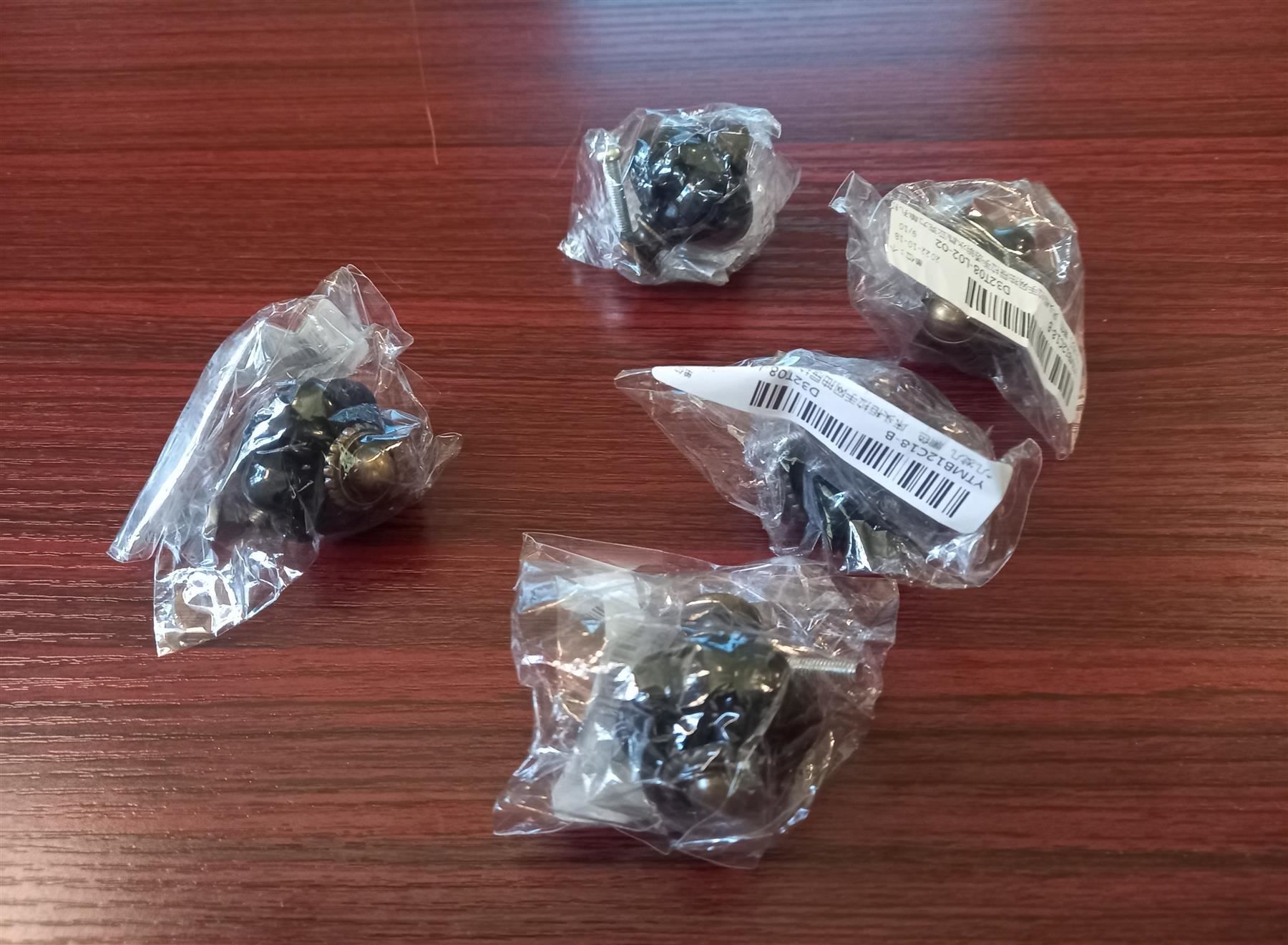 Ferramenta: 10x schwarz Retro Mobelgriffe / poignée de meuble rétro – Nuovo e nell'imballaggio originale da Lausanne venduto da batishop 1