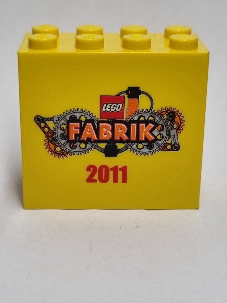 Lego Kit di costruzioni: LEGO 30144pb095 Brick 2x4x3 with LEGO Fabrik 2011 Pattern – Usato da Basadingen venduto da NekoBricks