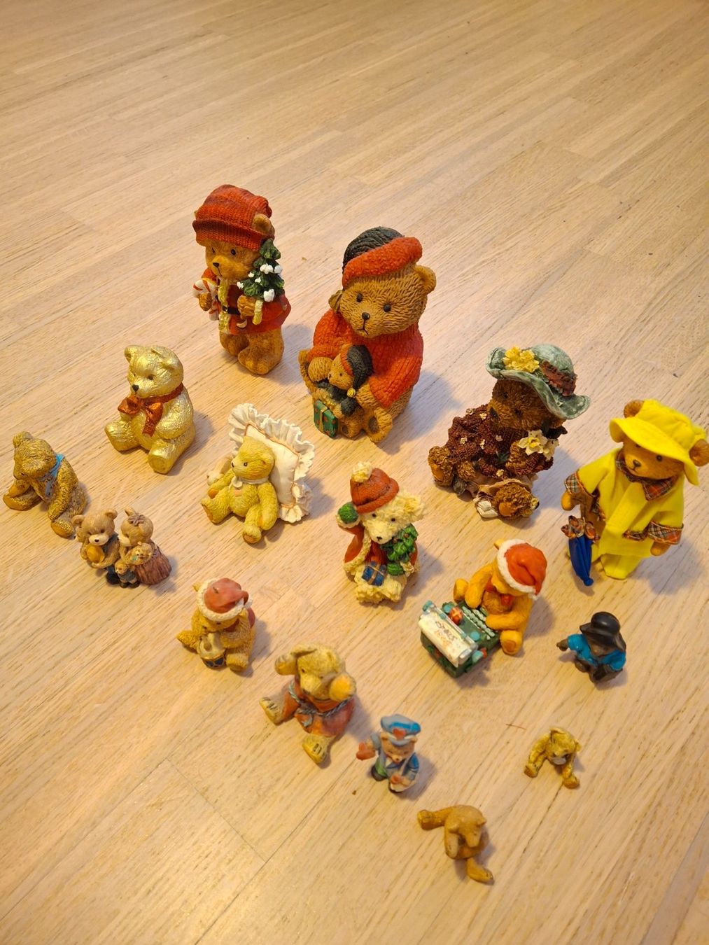 Figuren: 16 Teddybären-Figuren aus Hartplastik – Gebraucht aus Dietikon von Hwengi 2