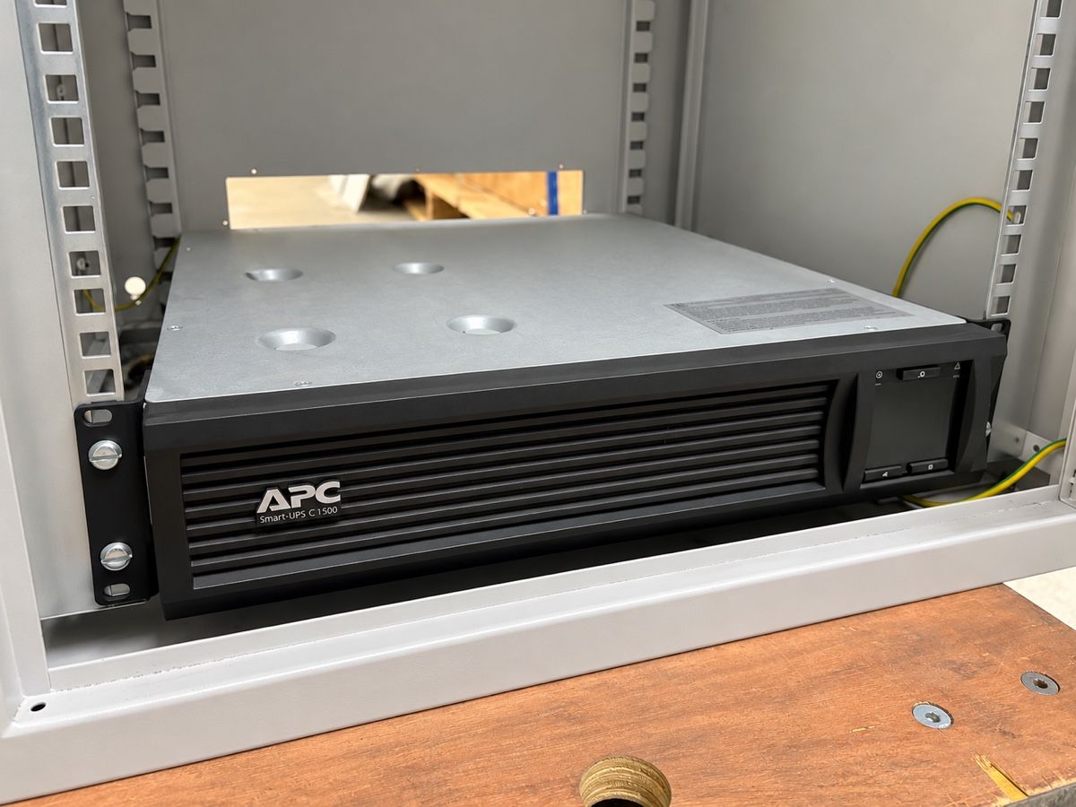 Apc Server: ServerAPC Smart-UPS C1500 19 Zoll Server Rack Weiss gebrauch – Gebraucht aus Ebmatingen von silverskys 1