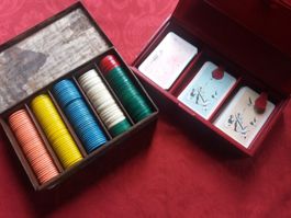 Boite avec 3 jeux de 54 cartes + boite de jetons