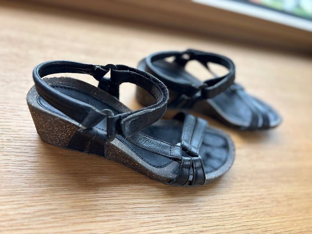 Scarpe da donna: TEVA Saldalen schwarz mit Absatz 37 – Usato da Hägglingen venduto da Kleidungfan 1