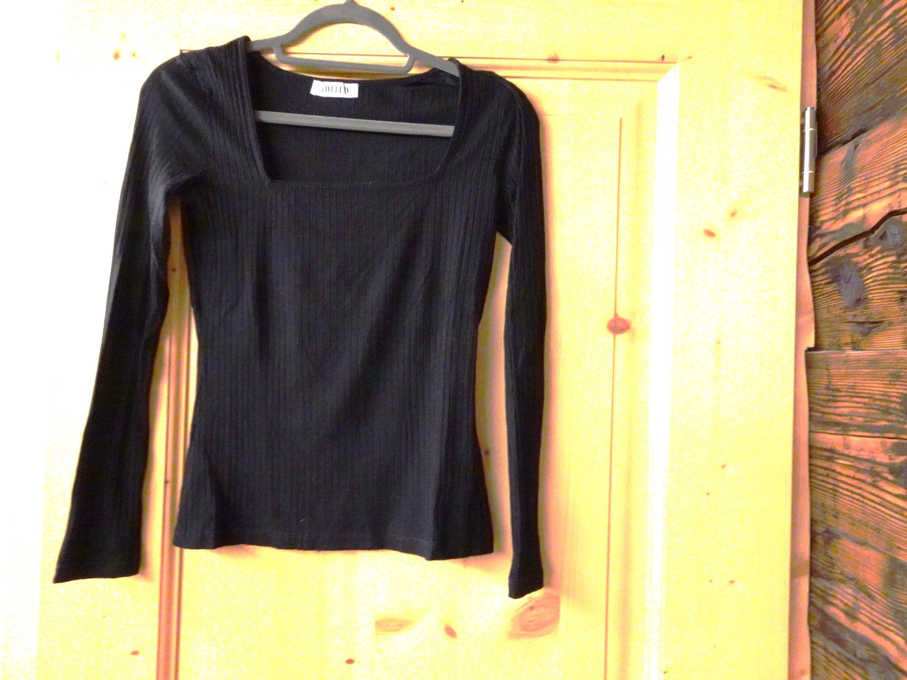 Maglioni & Felpe: Schwarzes Basic Langarmshirt von Edited Gr. 38 - 42631 – Usato da Küssnacht am Rigi venduto da Good4Deckeli
