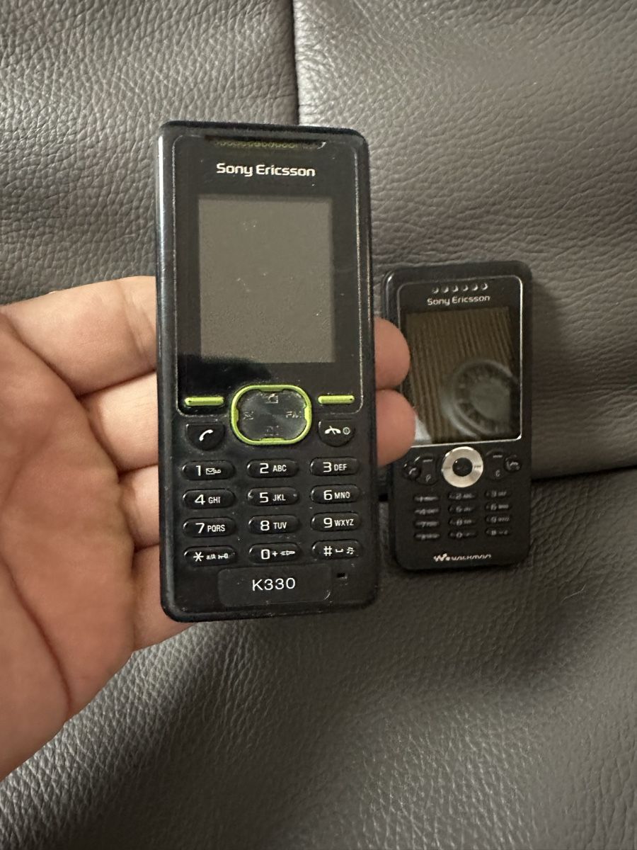 Ericsson Telefoni cellulari / Smartphones: Sony Ericsson Handy Konvolut 3x – Difettoso da Heerbrugg venduto da Amazon38 3