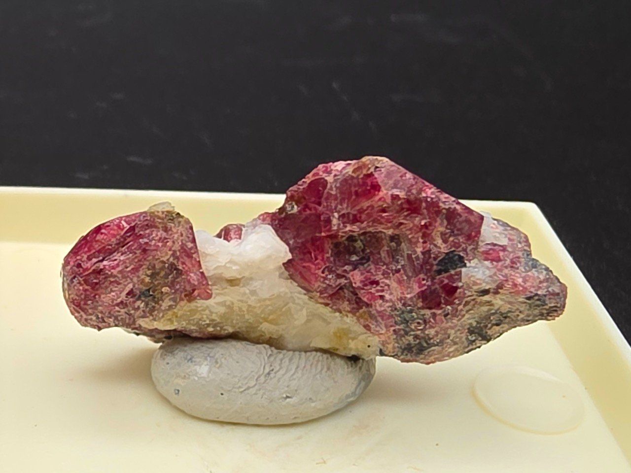 Minerali & Pietre curative: RaRe Eudialyte  Murmansk Oblast, Russia – Usato da Figino venduto da minshop 7