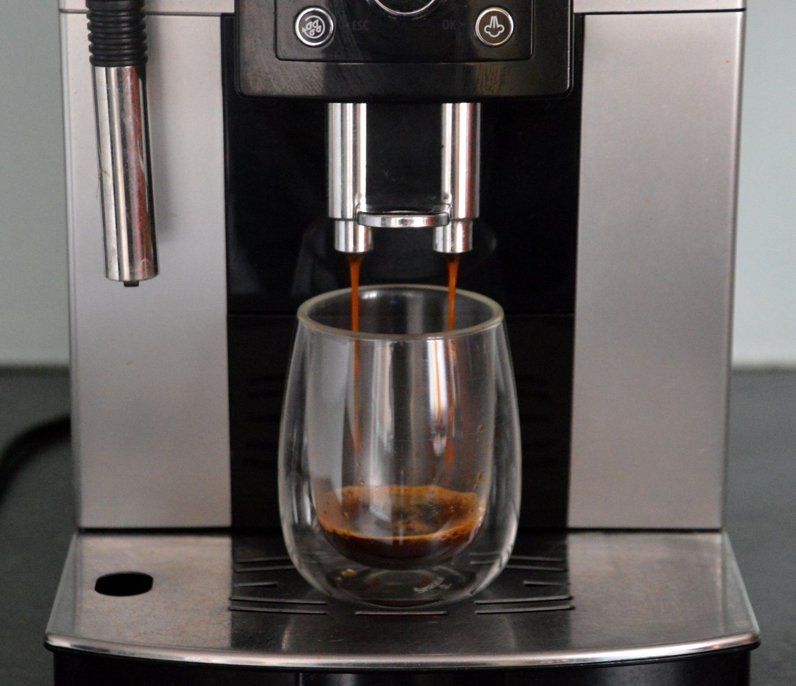 De'Longhi Macchine per caffè & Macchine per espresso: Kaffeemaschine DeLonghi ECAM 24.210.SB machine à café – Usato da Collonges venduto da arashee 2
