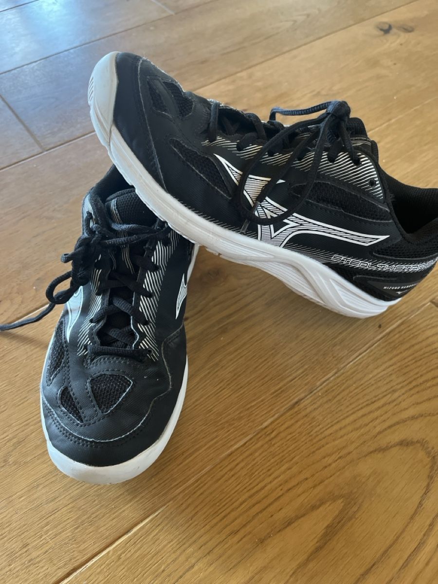 Mizuno Herrenschuhe: mizuno Hallenschuhe 38.5 – Gebraucht aus Balmberg von Berglihof
