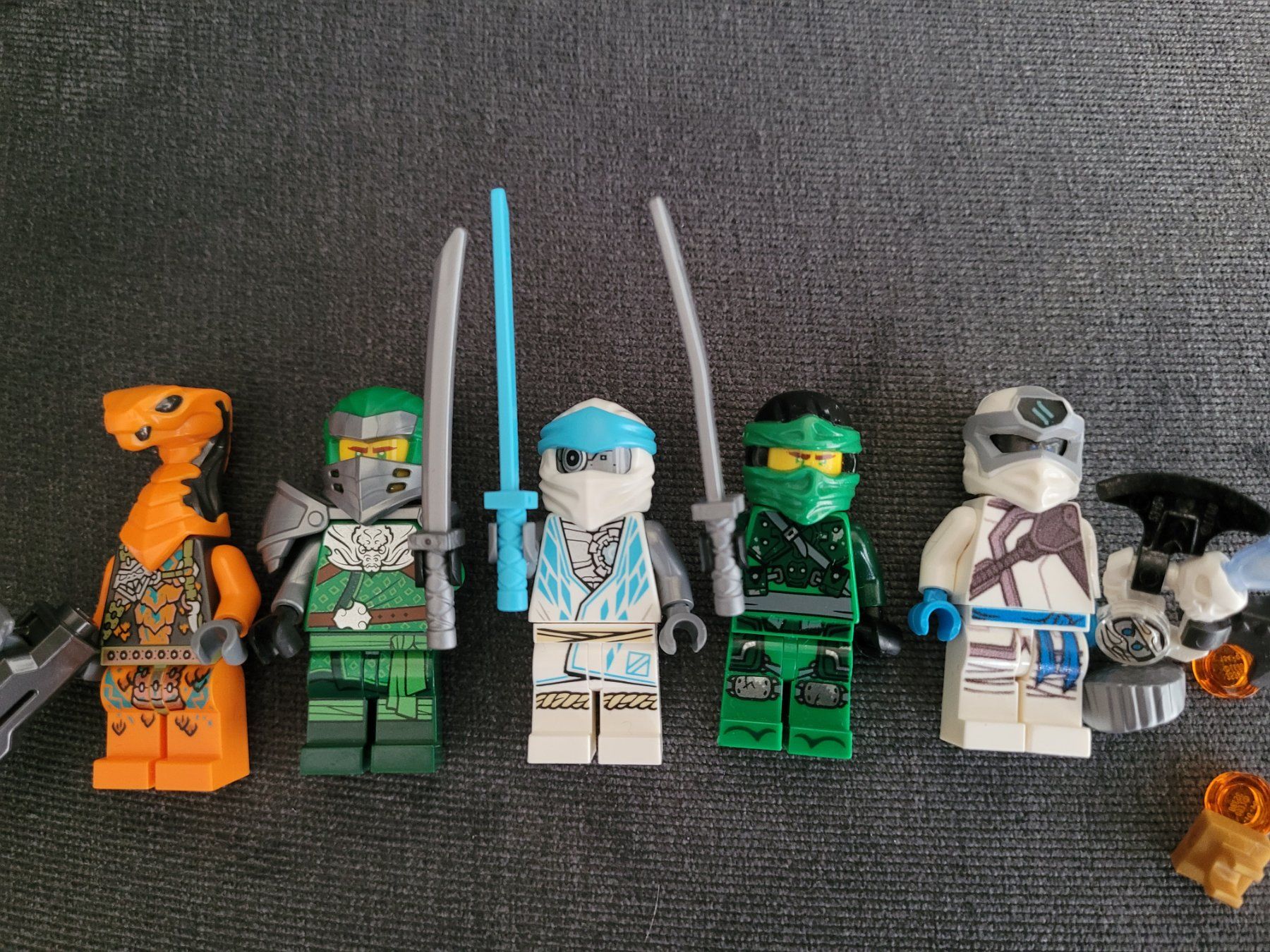 Lego Baukästen: 5 Minifigures Lego Ninjago mit zuberhör – Gebraucht aus La Tour-de-Peilz von estelle69