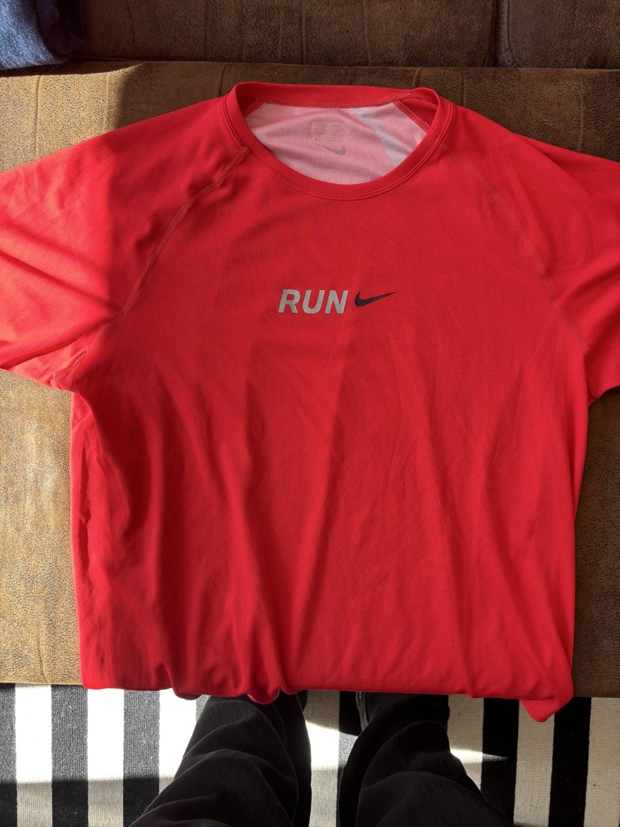 Nike T-shirt: T-shirt Nike Run Rouge, Taille M – Nuovo (secondo la descrizione) da Chamblon venduto da lorisbertschi