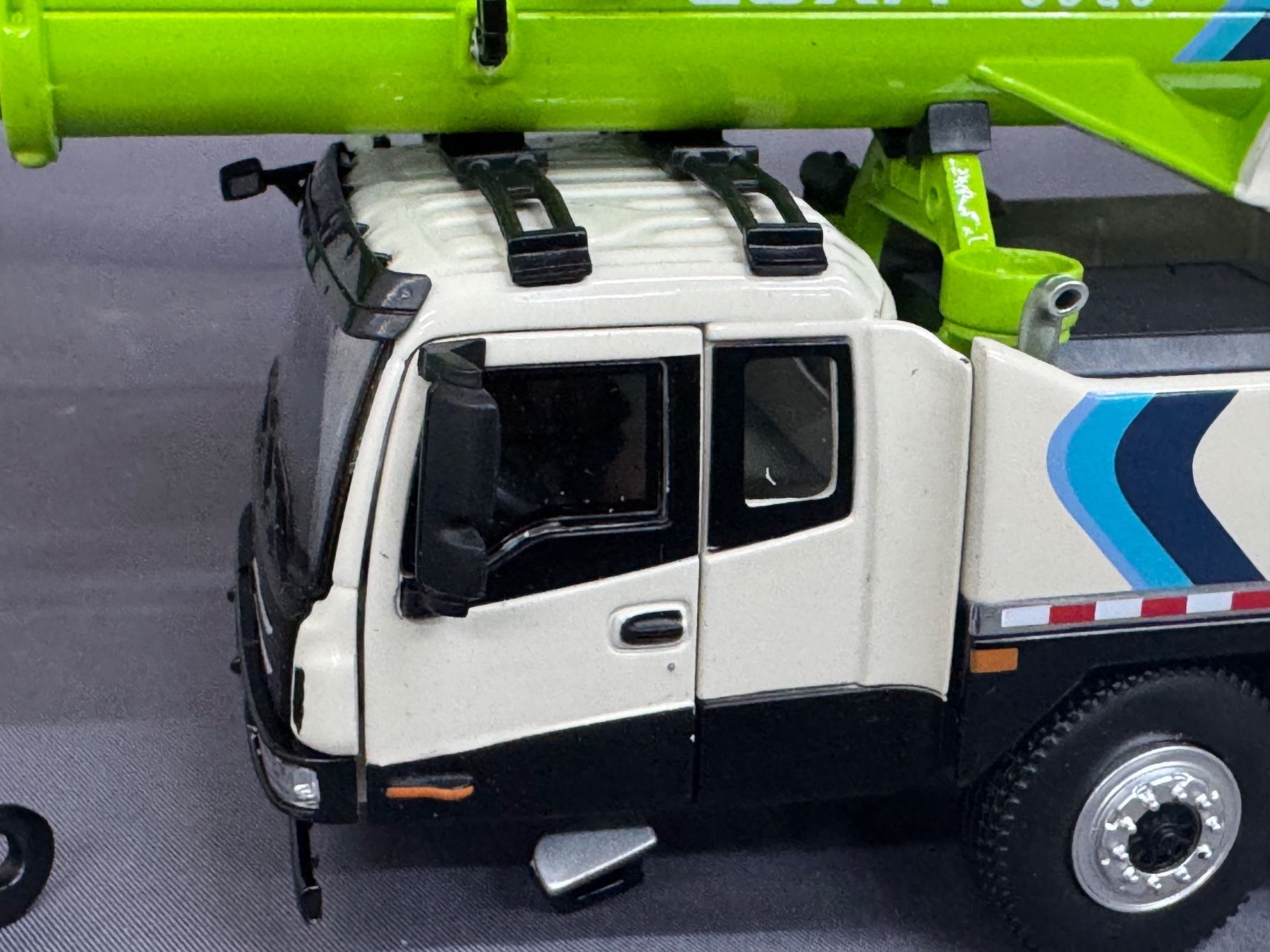 Modellbausätze & Standmodelle: LOXA 5305 Mobilkran Kranwagen – Neu und originalverpackt aus Luzern von aa43modelcars-Luzern 1