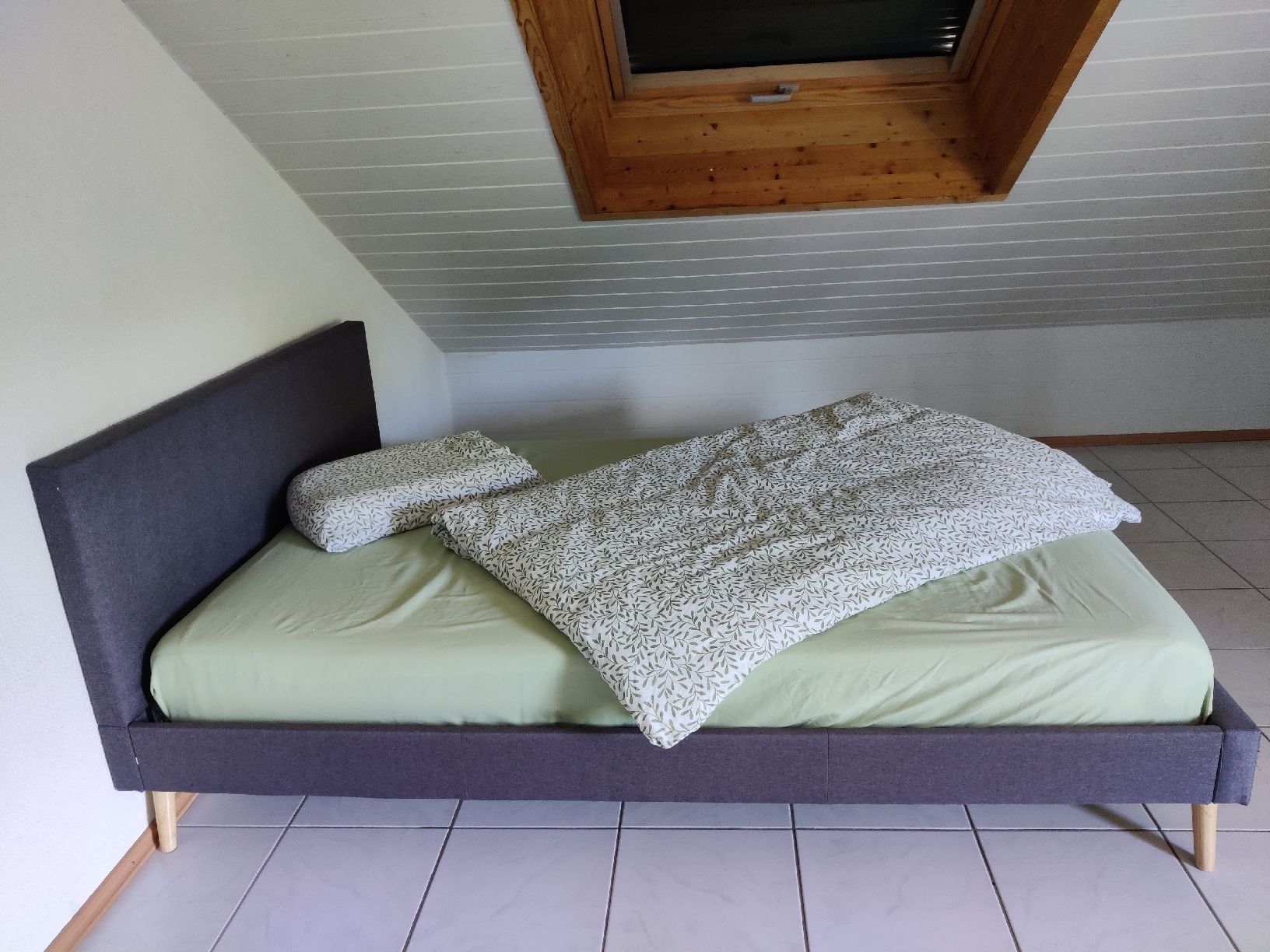 Letti: Bettgestell Stoff Anthrazit 140x200cm mit Lattenrost, gebrau – Usato da Radelfingen venduto da butzlibu 1