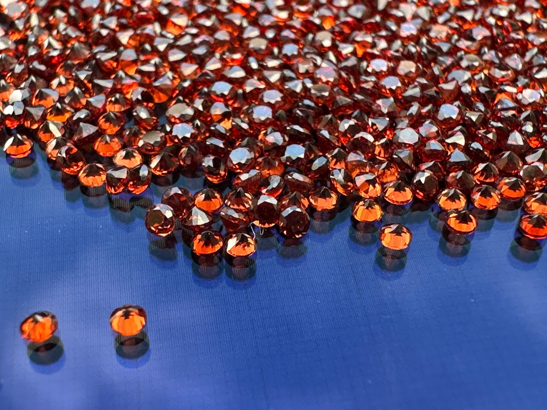 Pietre preziose: 100 St fein brillantgeschliffene Granat-Pointer 1,5 mm – Nuovo (secondo la descrizione) da Langenthal venduto da Seelenfreunde 9