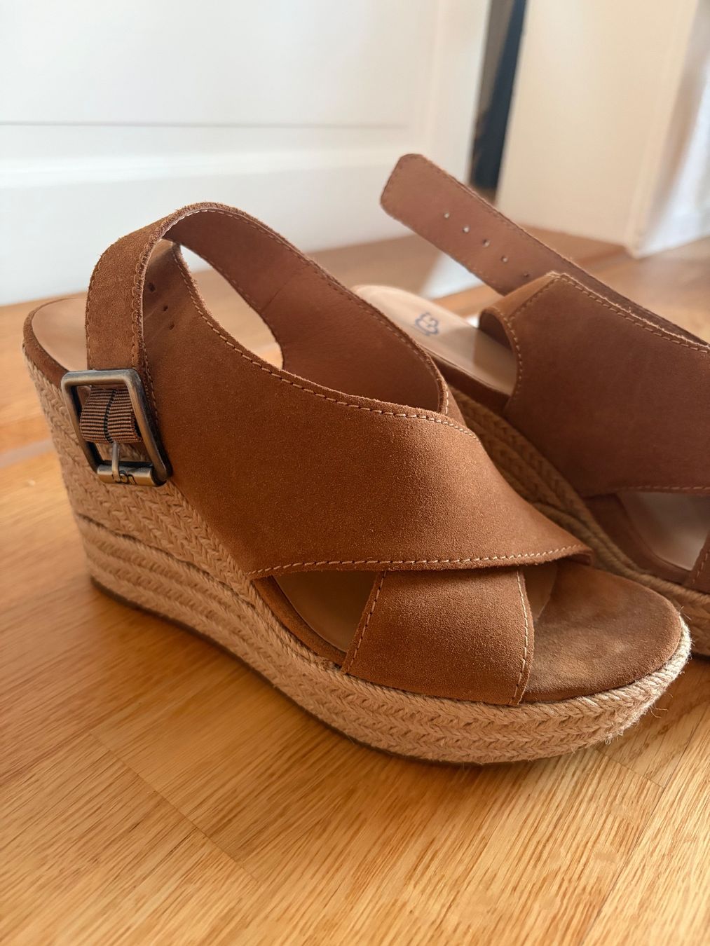 Ugg Chaussures femmes: Sandalen mit Keilabsatz – Neuf (Voir description) à Zürich par oli_9dhs 1