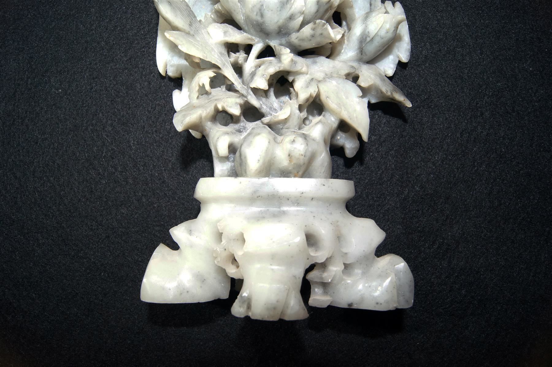 Sculture & Statue: Schöne Specksteinfigur mit Rosenbouquet – Nuovo e nell'imballaggio originale da Geroldswil venduto da ARTEFACTO 1