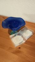 Schale aus Glas, blaufarbig, mundgeblasen, mit 2 Rosenkerzen