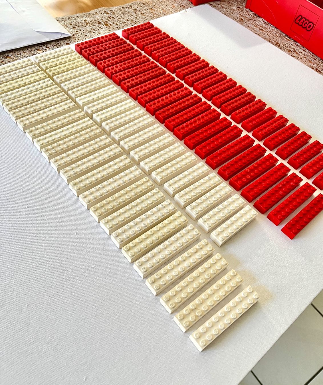 Lego Spielzeuge: Lego lange Form weiß rot 86Stk. – Gebraucht aus Mont sur Rolle von uttin