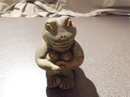 Frosch sitzend, verschränkte Arme, grün