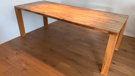 Tisch aus Massivholz