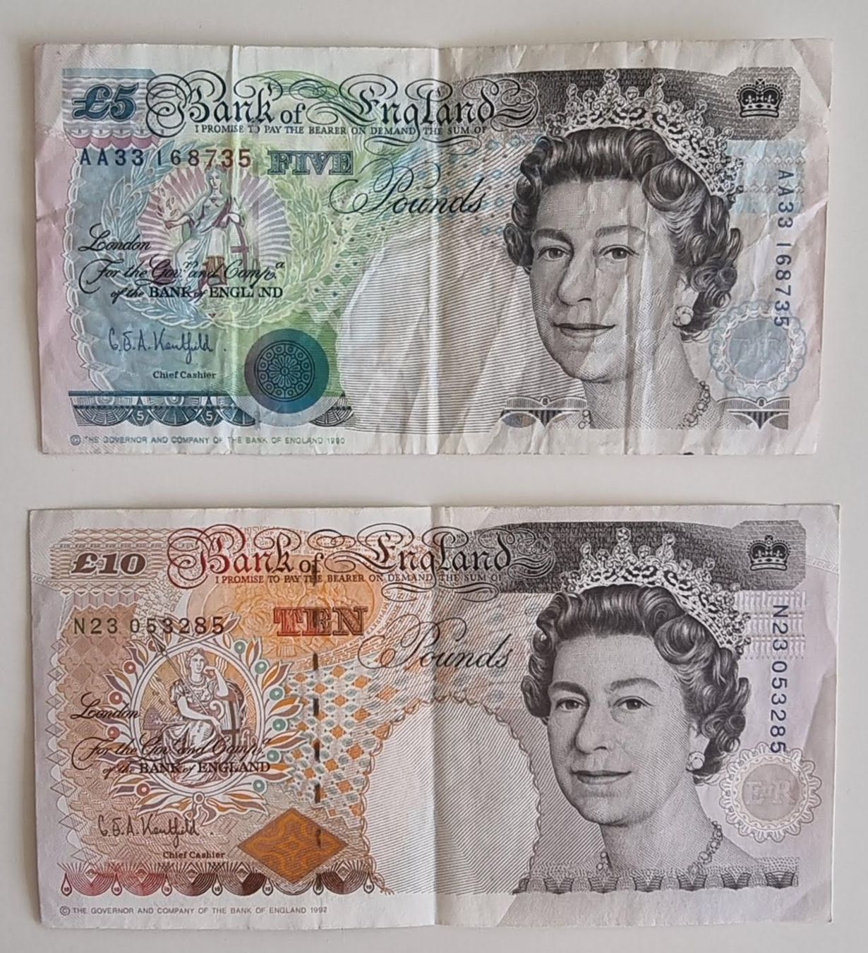 Billets de banque: Billets de banque £5 & £10 - Collectionnez-les! – D'occasion à La Tour-de-Peilz par Resize