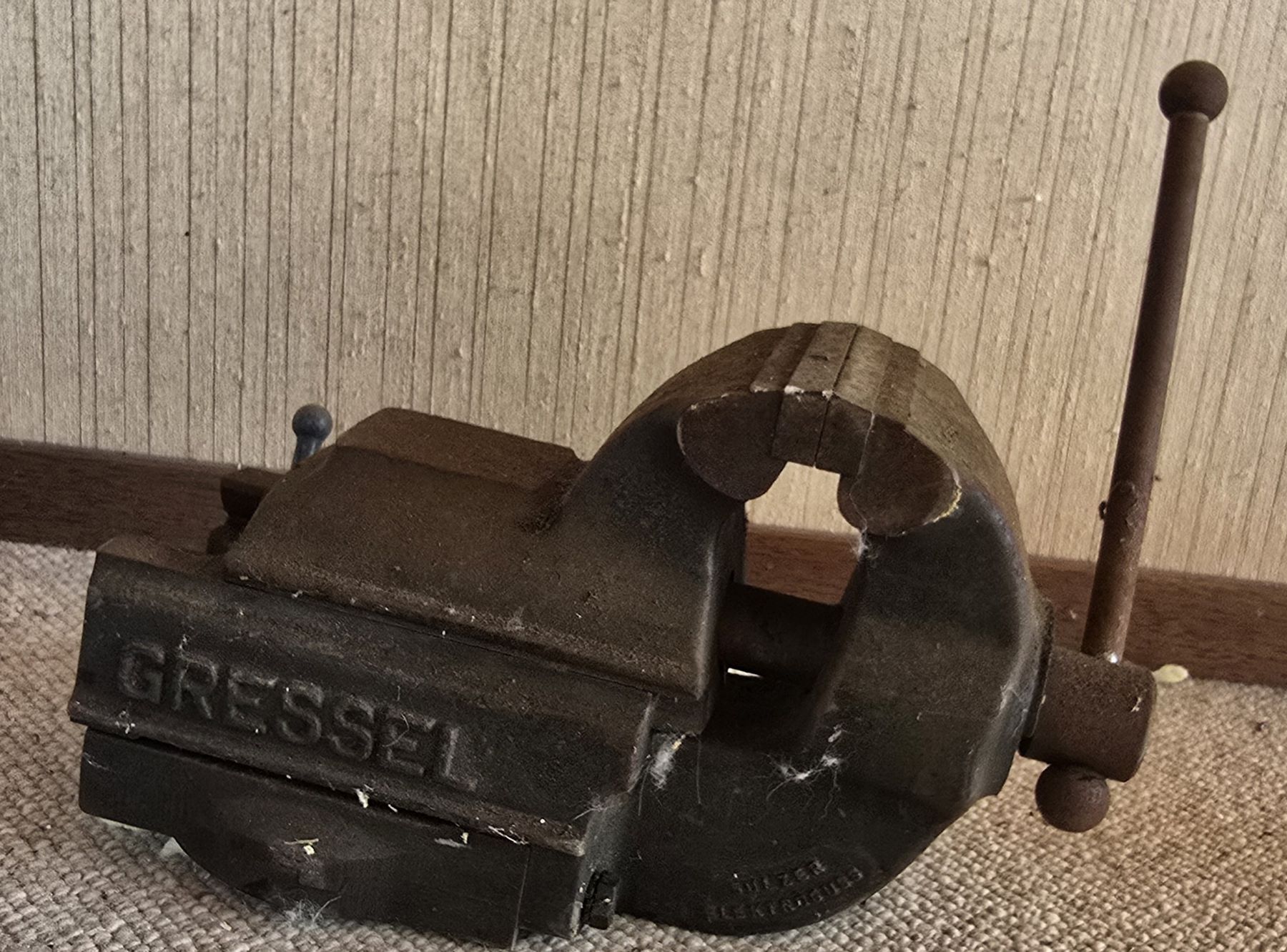 Gressel Tutti gli attrezzi: Schraubstock Gressel gebraucht mit Gebrauchsspuren – Usato da Port venduto da Loeru3