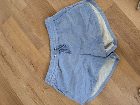 Sommerliche, hellblaue Shorts von H&M, Grösse L. Top!