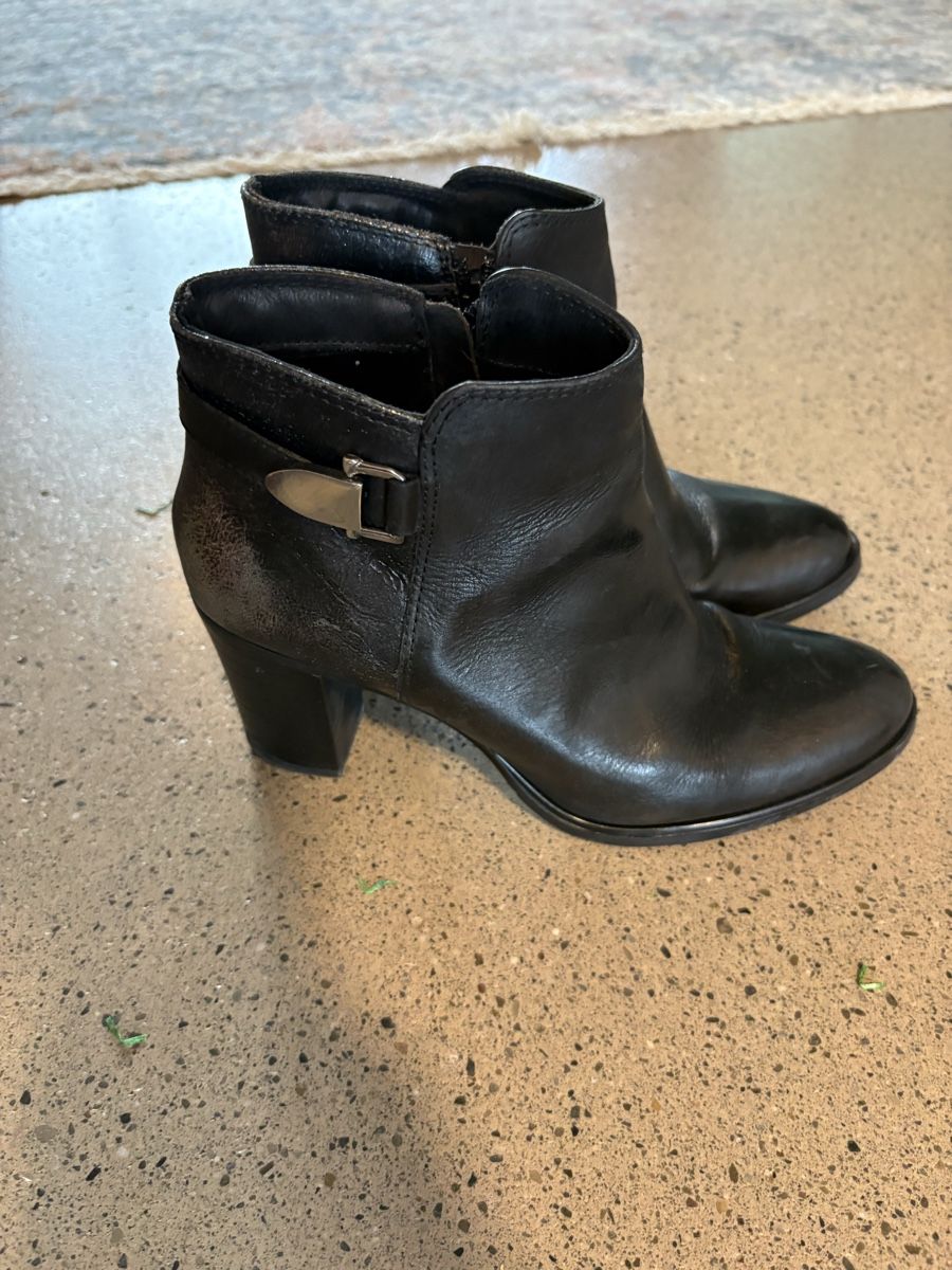 Chaussures femmes: Schwarze Stifeletten – D'occasion à Zürich par Facellas 1